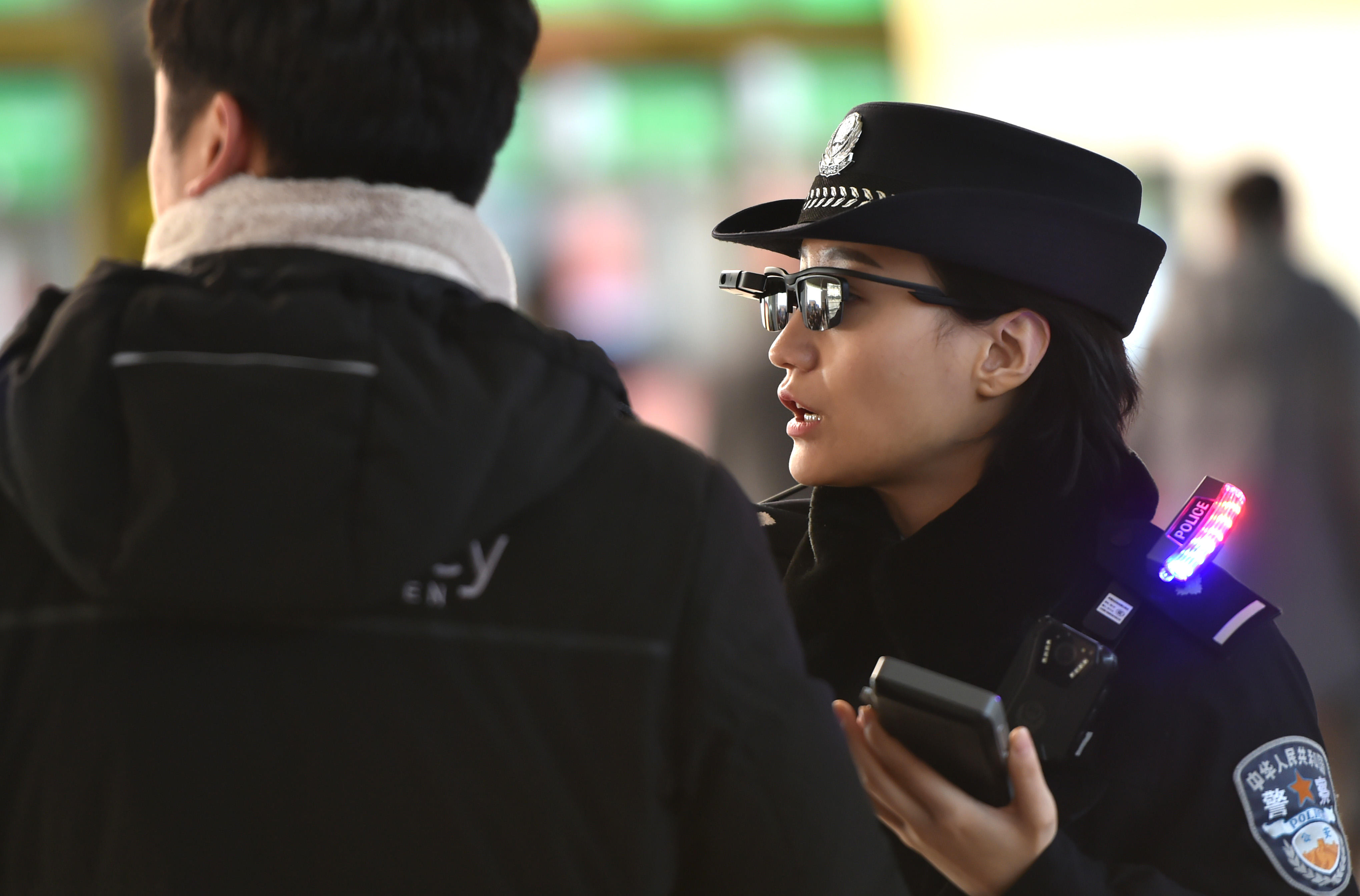 Polisi di Tiongkok Gunakan Kacamata Face Recognition untuk Deteksi Penjahat