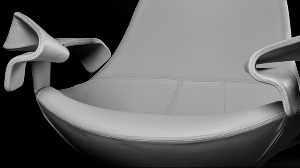 Tao Chair, berolahraga sambil duduk di ruang tamu