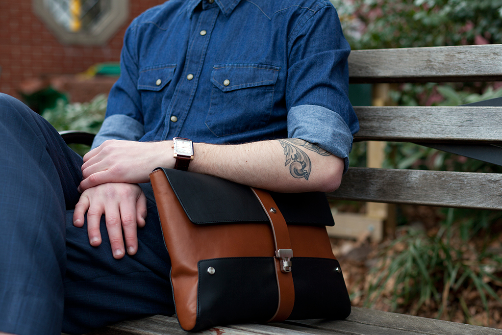 4 Kesalahan Cowok Saat Memakai Tas