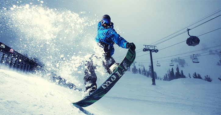 New York Sedang Badai Musim Salju, Orang Ini Malah Main Snowboarding