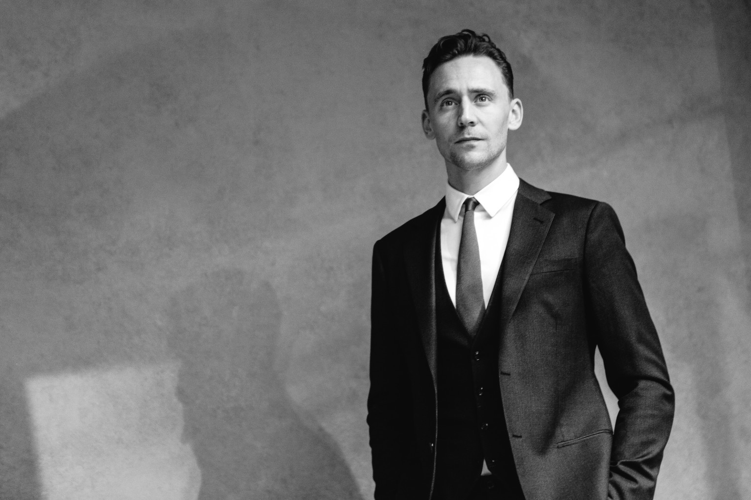 Belajar Fashion Dari Tom Hiddleston