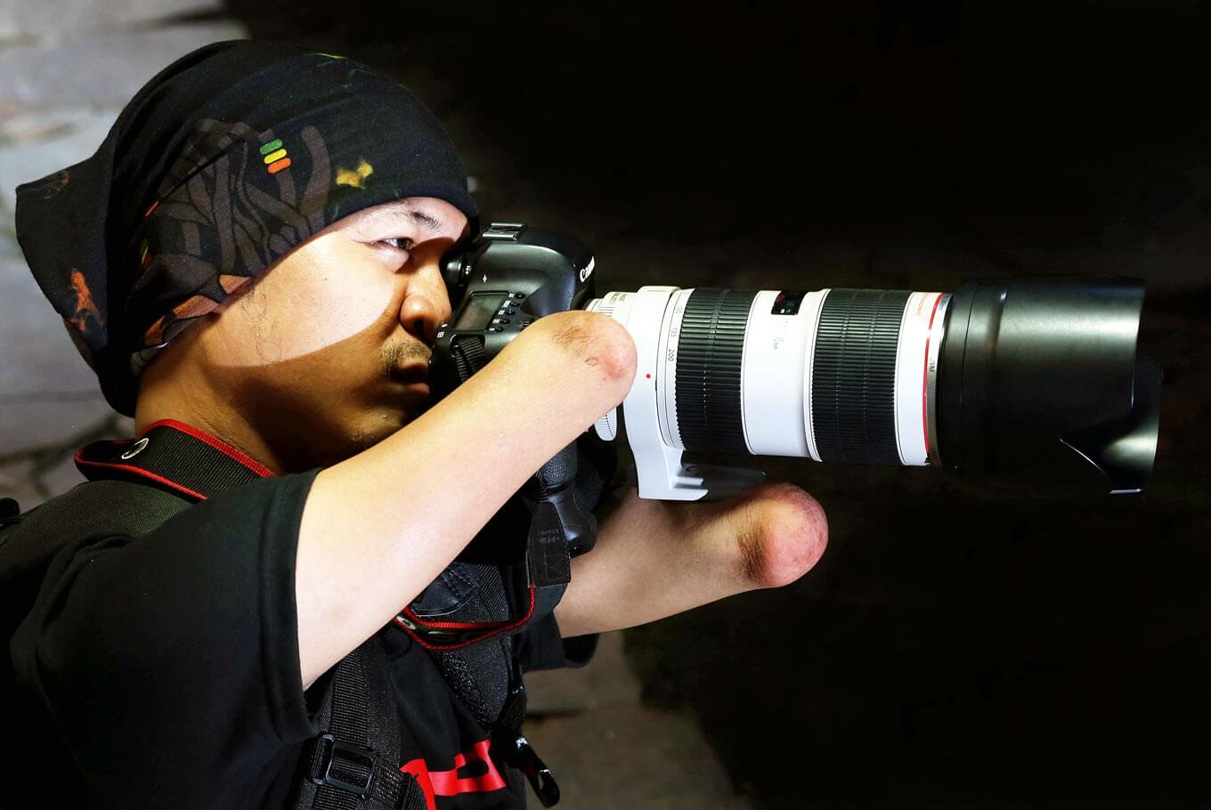 Fotografer Difabel Asal Indonesia yang Mendunia dengan Karyanya