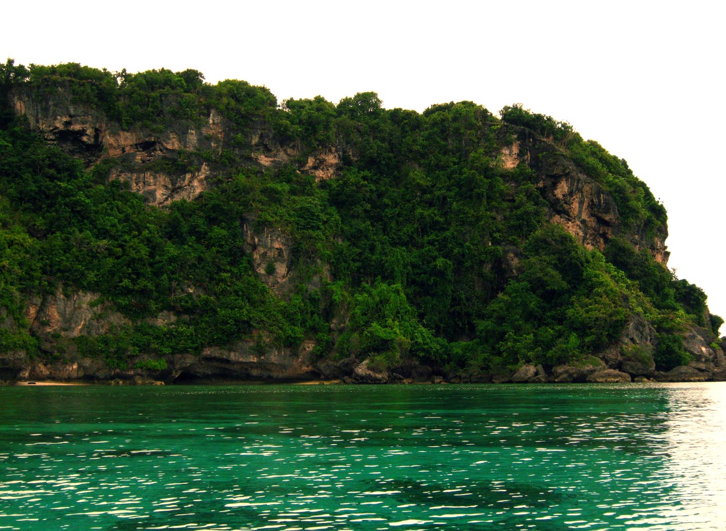 Berkenalan Dengan Pantai Pasir Hitam di Buton
