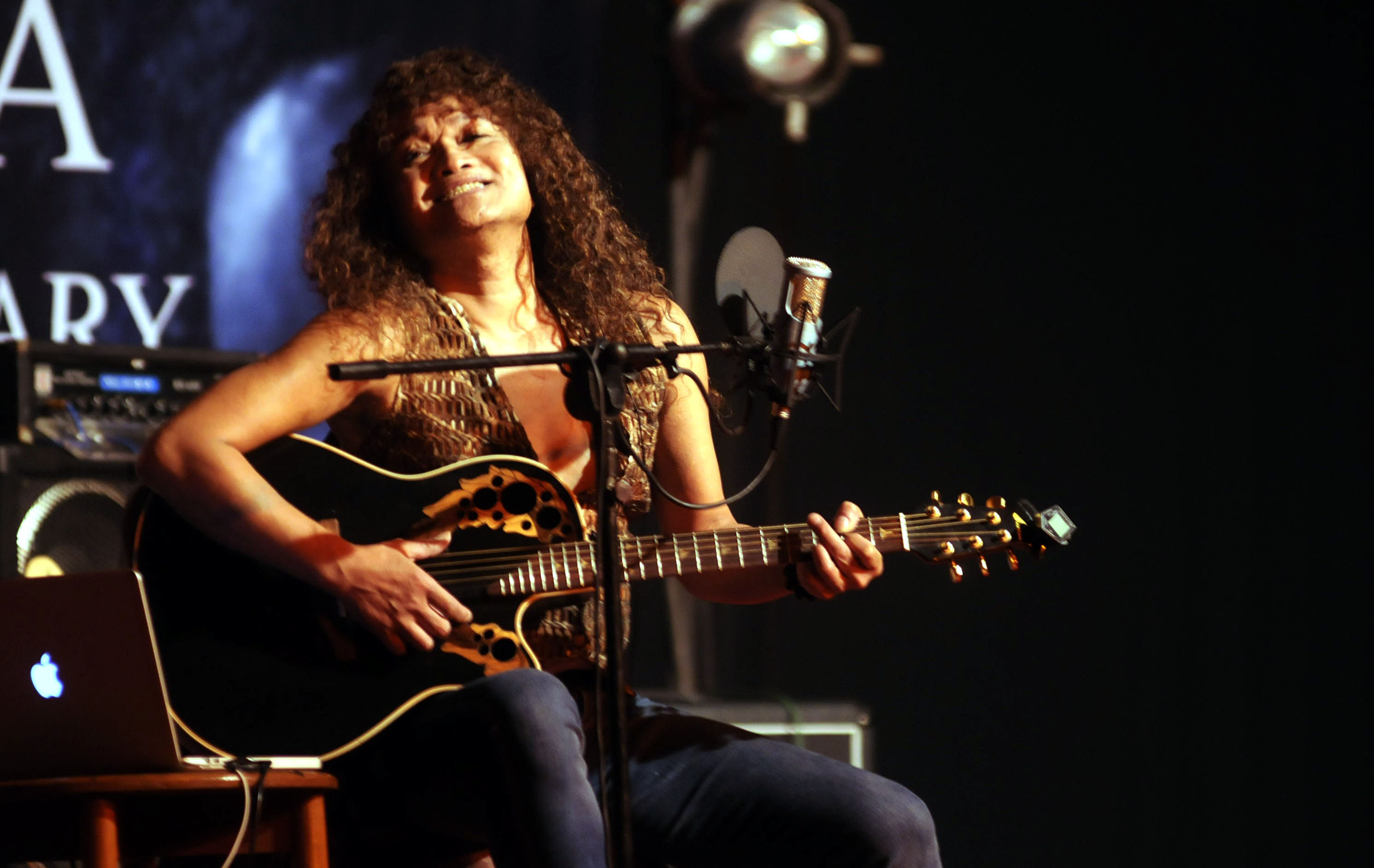 Daniel Sahuleka, Jong Ambon Yang Mendunia