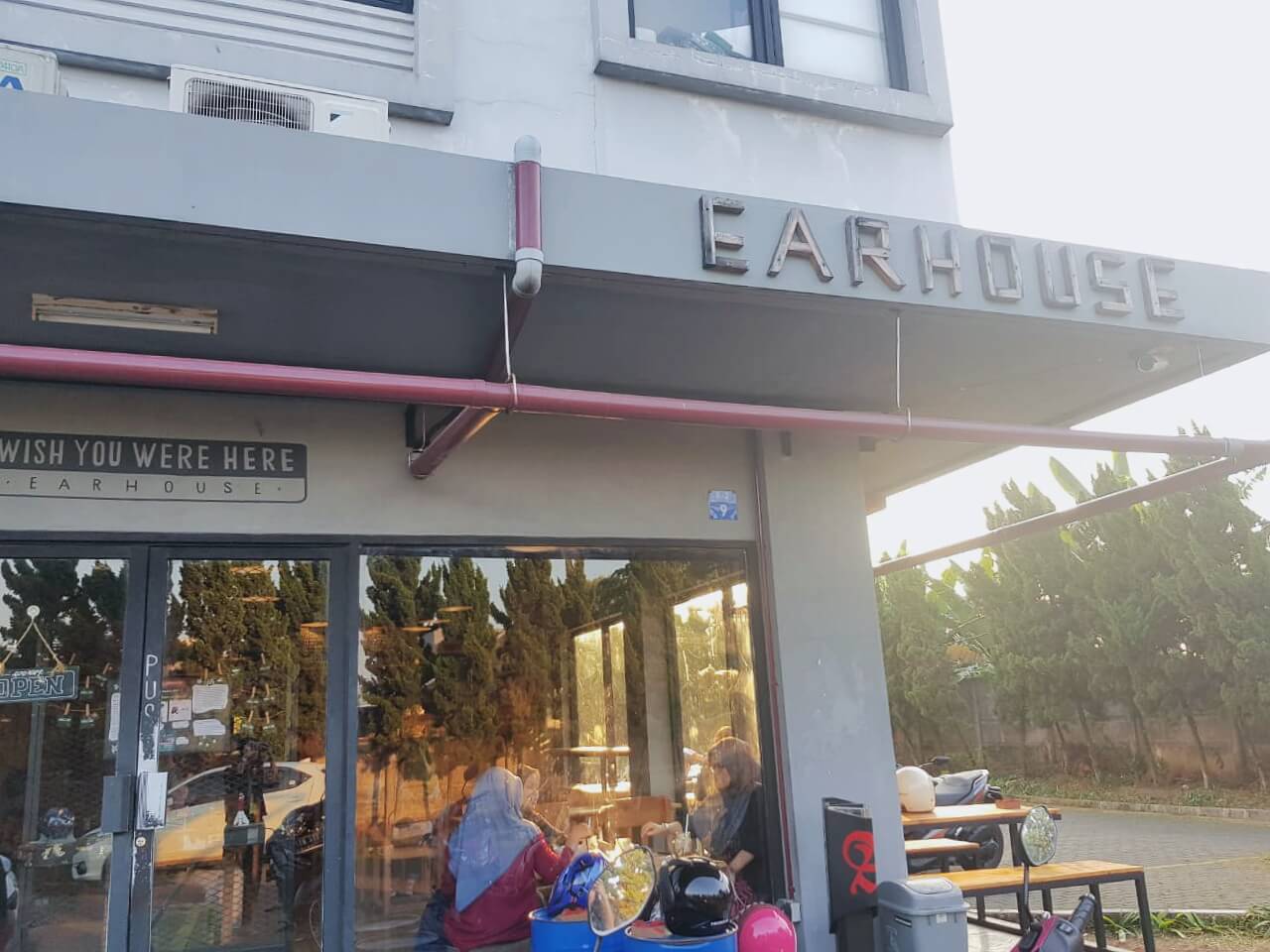 Santai di Earhouse Cafe Sambil Menikmati Musisi di Open Stage