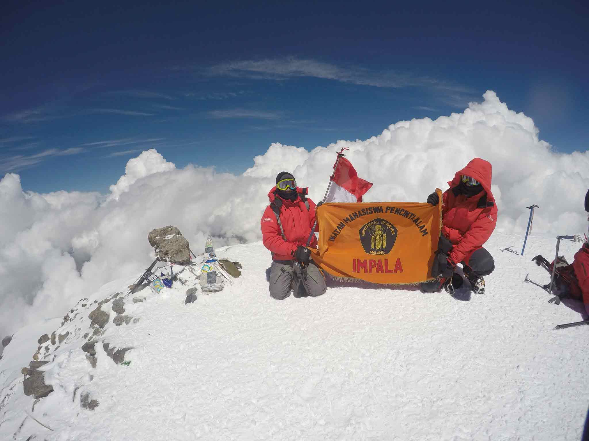 Tim Mapala Universitas Brawijaya Rayakan 17 Agustus di Puncak Elbrus Rusia