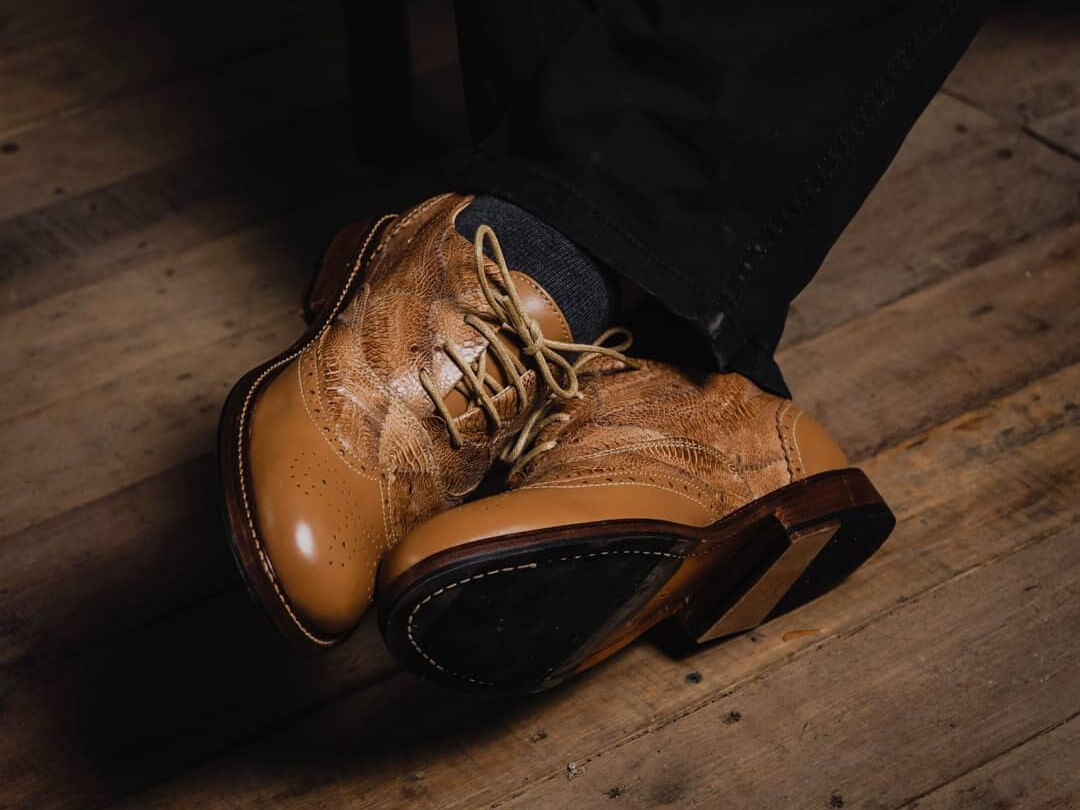 Hirka: Sepatu Kulit Ceker Ayam Pertama Di Dunia