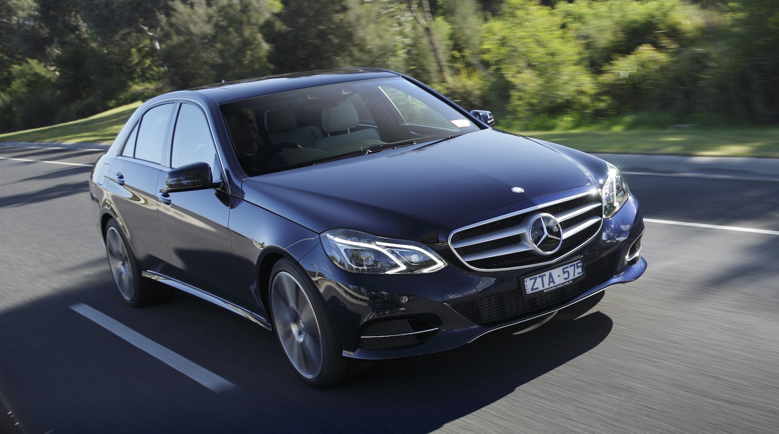 Mercedes Benz E300 Mobil Luxury Berteknologi Tinggi