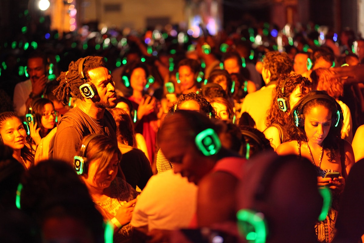 4 Alasan Kenapa Konser Silent Disco Itu Keren Banget