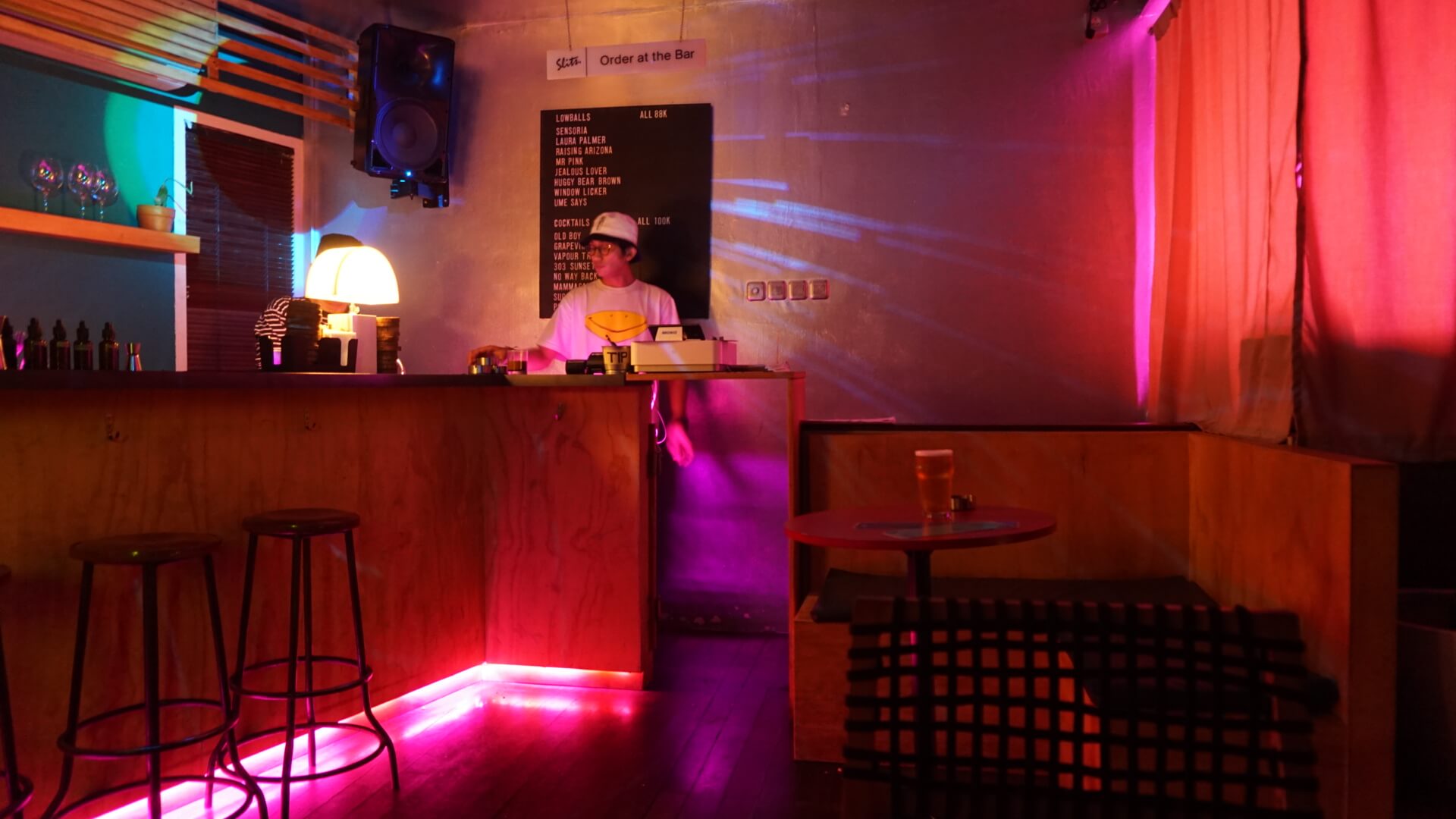 Slits: Bar Seru yang Tawarkan Suasana ala Izakaya di Jepang