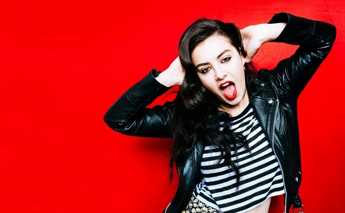 Charli XCX: Penyanyi Enerjik yang Lahir dari MySpace
