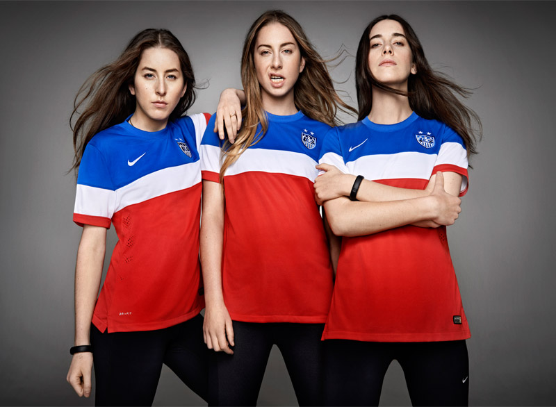 Alasan Kenapa Jalan-Jalan Pakai Jersey Bola Itu Keren