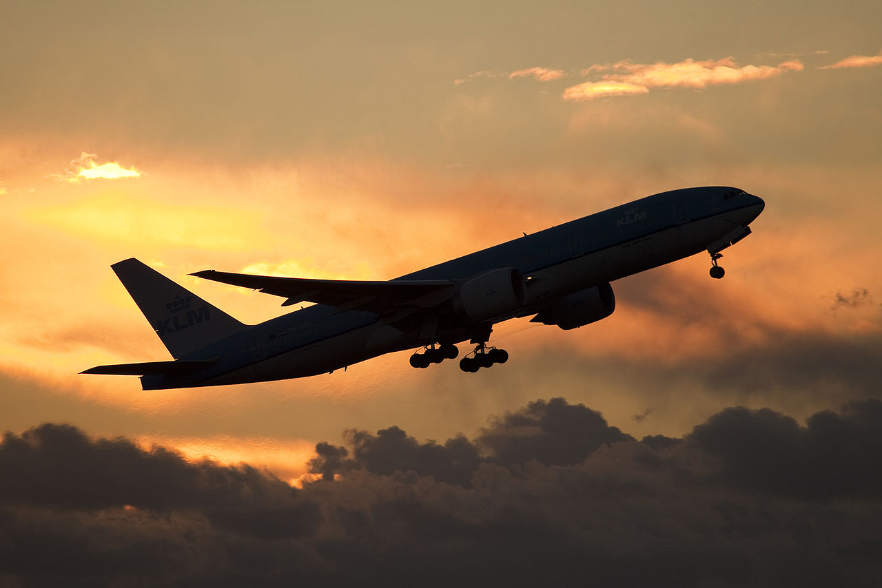 4 Barang yang Harus Lo Bawa Ketika Long Flight