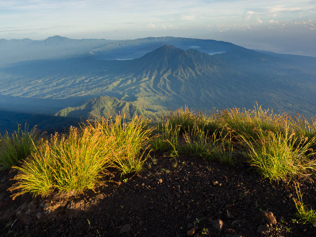 Sedang Waspada, Inilah Keindahan Gunung Agung Bali