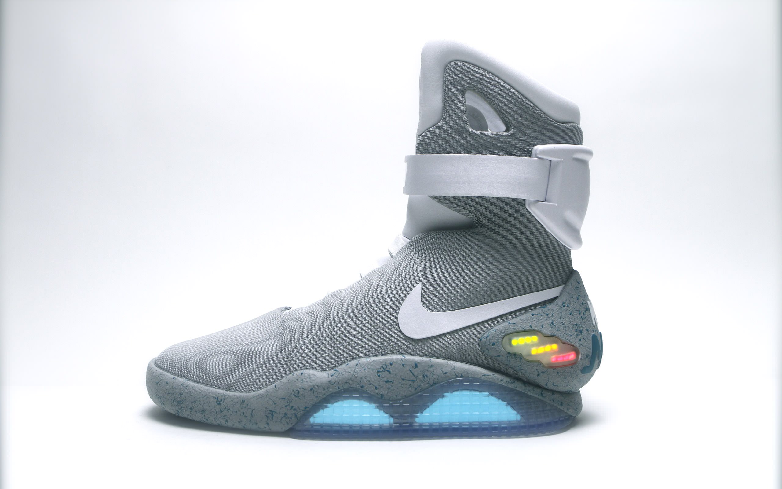 Sepatu Nike MAG Back to the Future Laku 100 Ribu Dolar