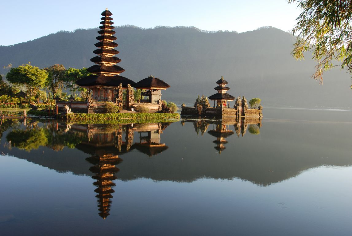 Menyesap Keheningan di Pura Ulun Danu Beratan