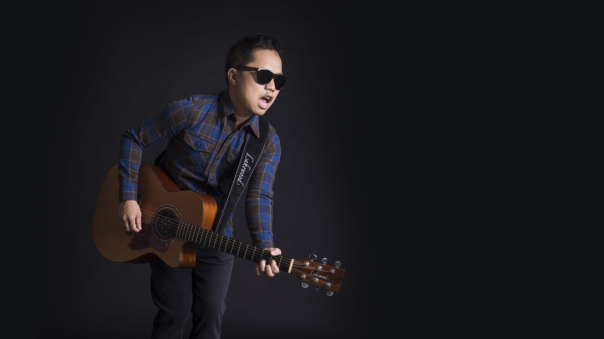 Sandhy Sondoro Gelar Tur Perdana di Inggris