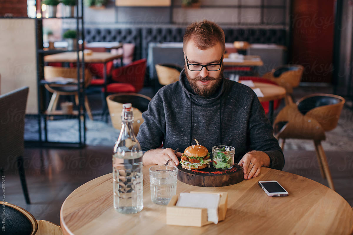 Hargai Diri Sendiri, Coba Hal Berikut Buat Self-Reward Lo, Bro!