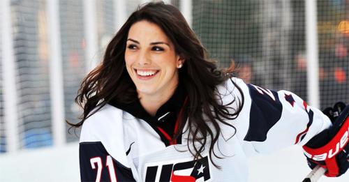 Atlet Cantik yang Jago Meluncur di Atas Es