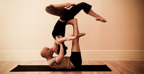 Percaya Pada Pasangan Lewat Acroyoga