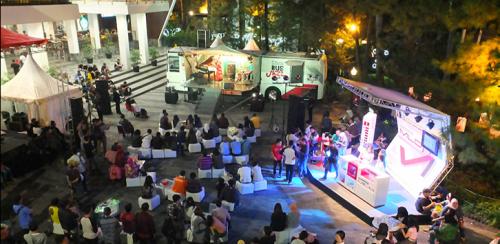 Kolaborasi Penuh Tenaga MP3 Trio dan Sandhy Sondoro di Bandung