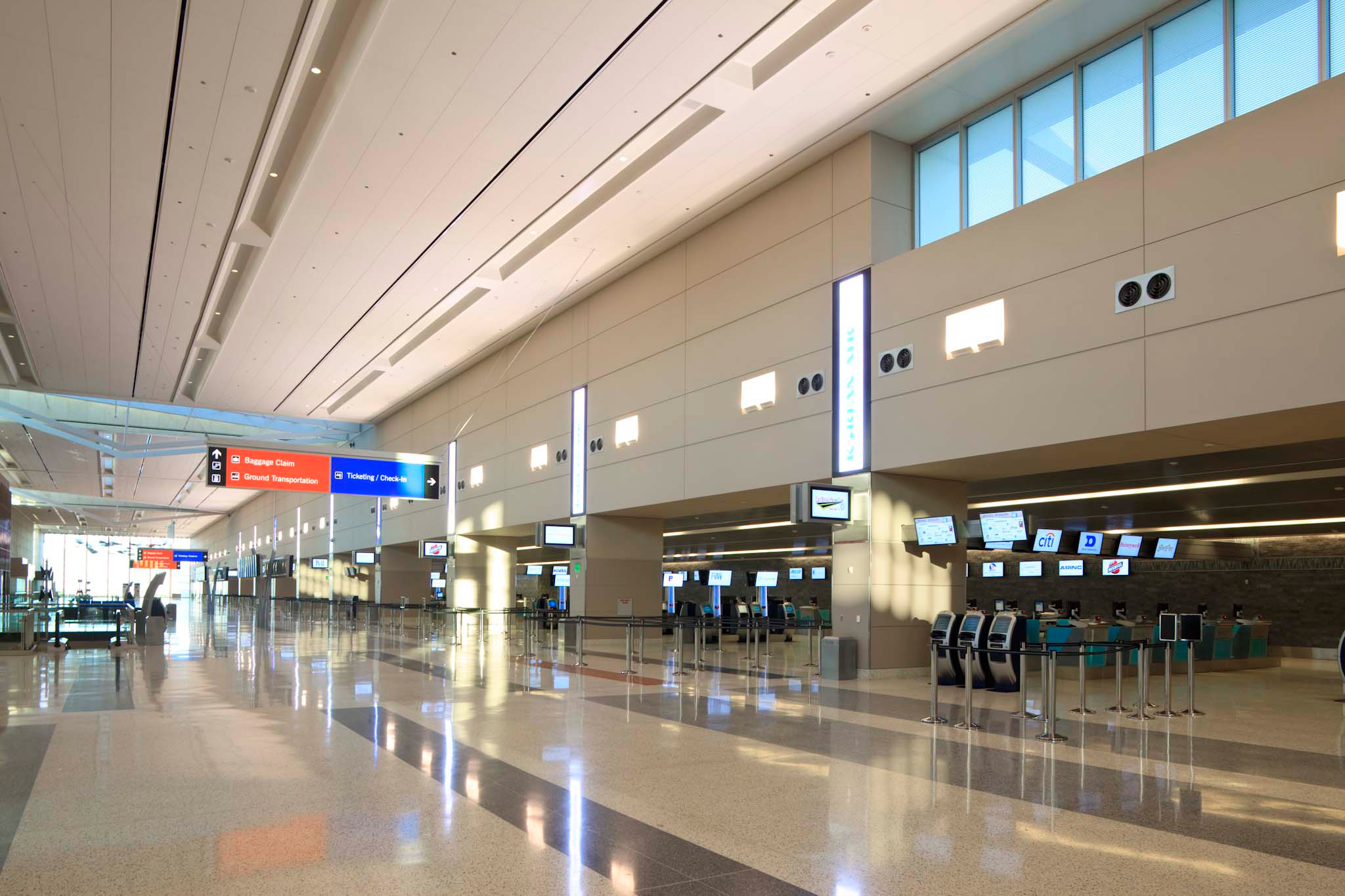 Airport terminal. Терминал аэропорта. Аэропорт внутри. Вокзал аэропорт. Terminal в аэропорту.