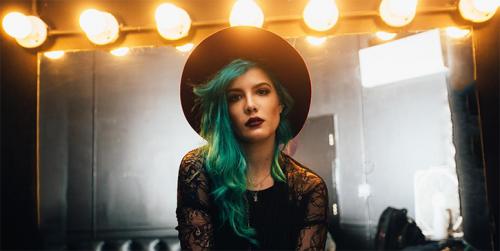 Halsey, Penyanyi Bermahkota Biru
