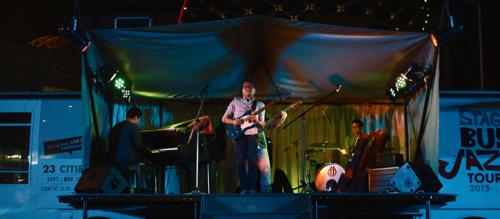 Konser dari Atas Bus