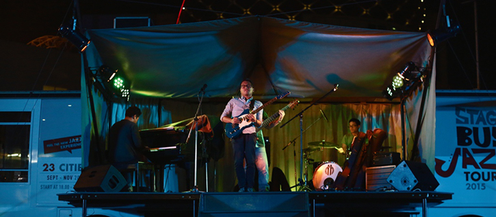 Konser dari Atas Bus