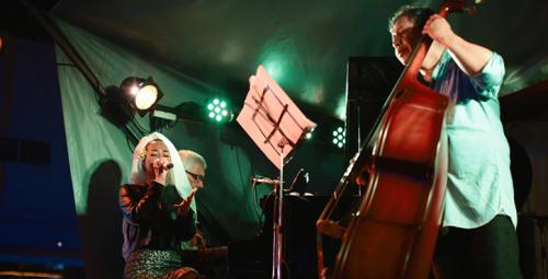 Konser Musik di Atas Bus? Jawabannya: Keren Guys!