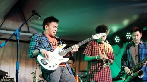 Barry Likumahuwa Tampil Enerjik Di Atas Panggung Stage Bus Jazz Tour 2016