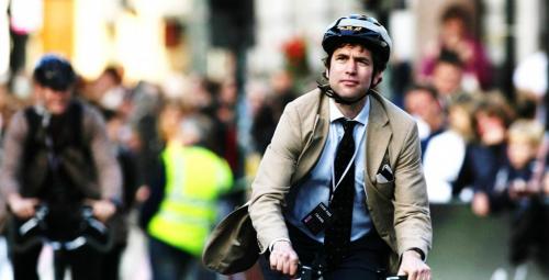 Cara Bersepeda ke Kantor Tanpa Membuat Pakaian Kusut