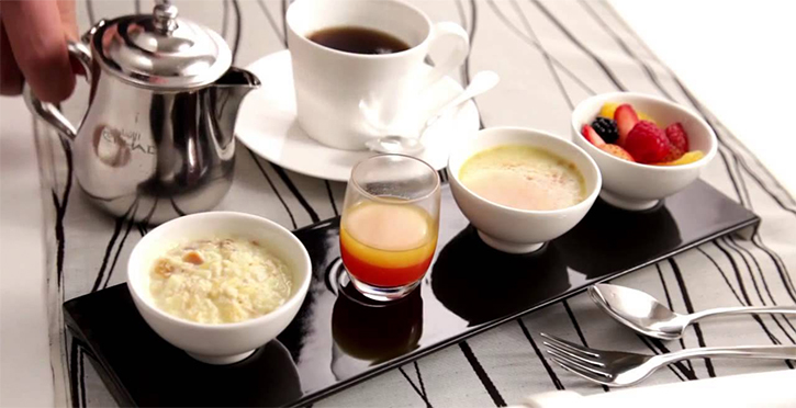 Perbedaan Hidangan Pesawat Kelas Ekonomi dan Bisnis