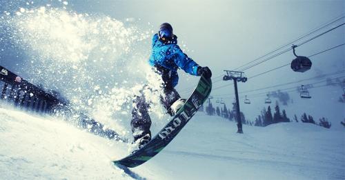 New York Sedang Badai Musim Salju, Orang Ini Malah Main Snowboarding