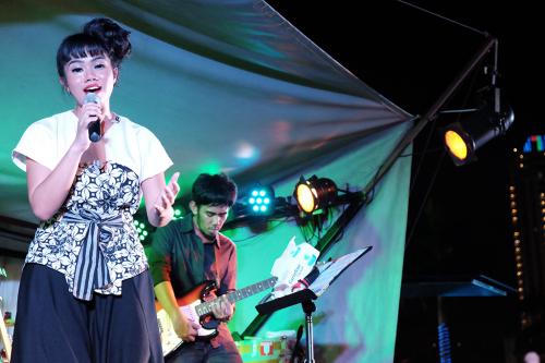 Surabaya Semakin Panas Karena Penampilan Enerjik Yura Yunita