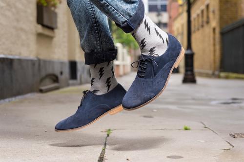 Tips Bagaimana Menggabungkan Celana Panjang, Kaus Kaki, dan Sepatu