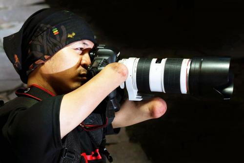 Fotografer Difabel Asal Indonesia yang Mendunia dengan Karyanya