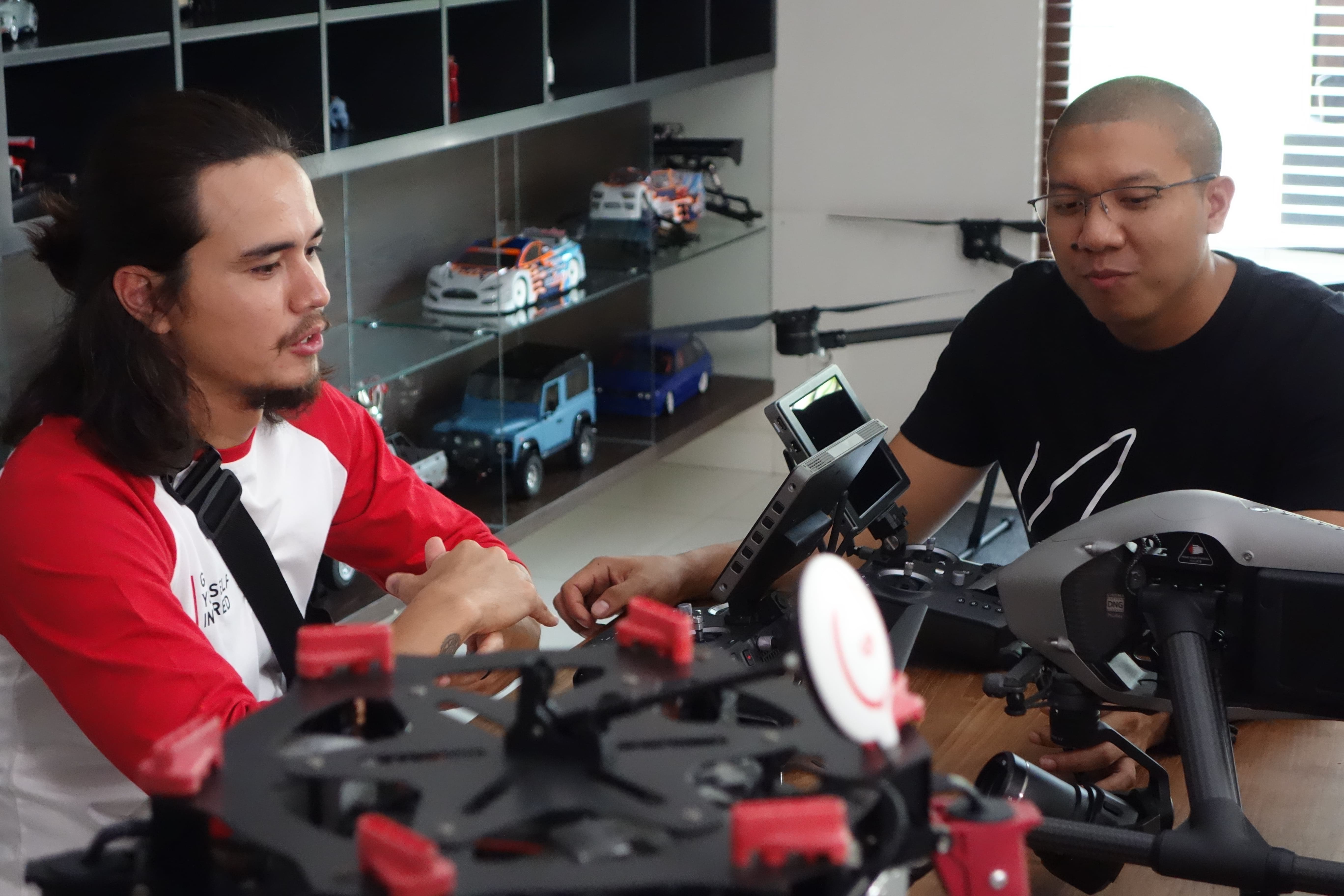 Rama Tribudiman sedang menjelaskan tentang drone yang berukuran besar