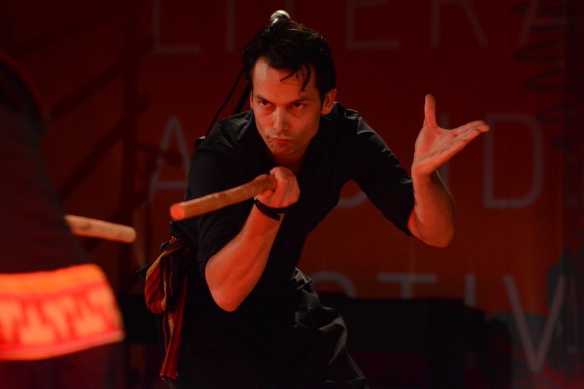 Robin menunjukkan aksi pencak silat