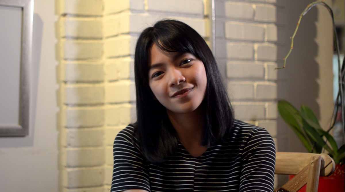 Rama Tribudiman tampak fokus mengotak-atik remote control-nya