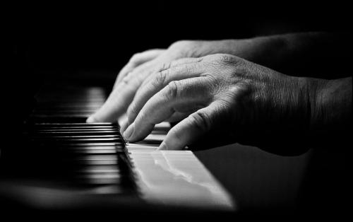 4 Instrumen Musik Romantis dengan Dentingan Piano