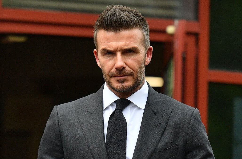 David Beckham terlihat rapi dan sleek dengan potongan rambut pendek dan setelan jas
