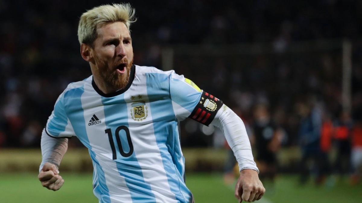 Lionel Messi saat sedang berada di tengah pertandingan, dengan tampilan rambut separuh blonde yang terlihat stand out