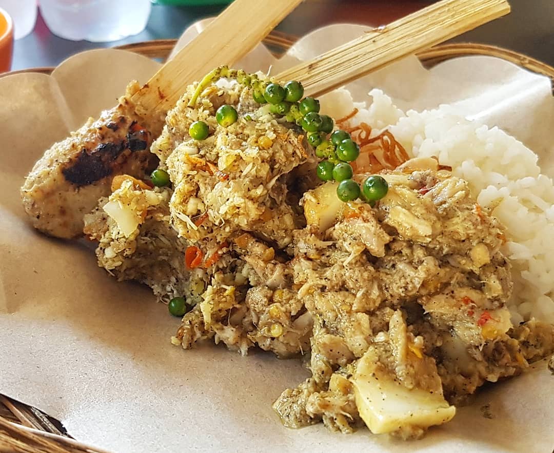 Sepiring lawar dengan nasi, suwiran daging, dan butiran kacang polong