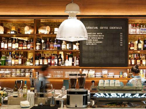 Mencoba Kopi Cocktail Sambil Ditemani Alunan Musik di Djournal House