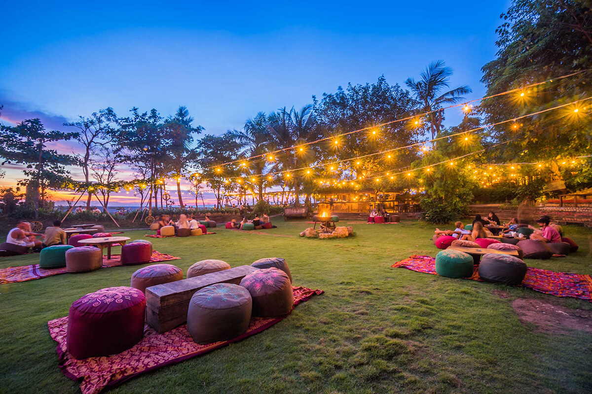 Suasana menjelang malam hari di La Laguna Bali, dengan deretan lampu gantung.