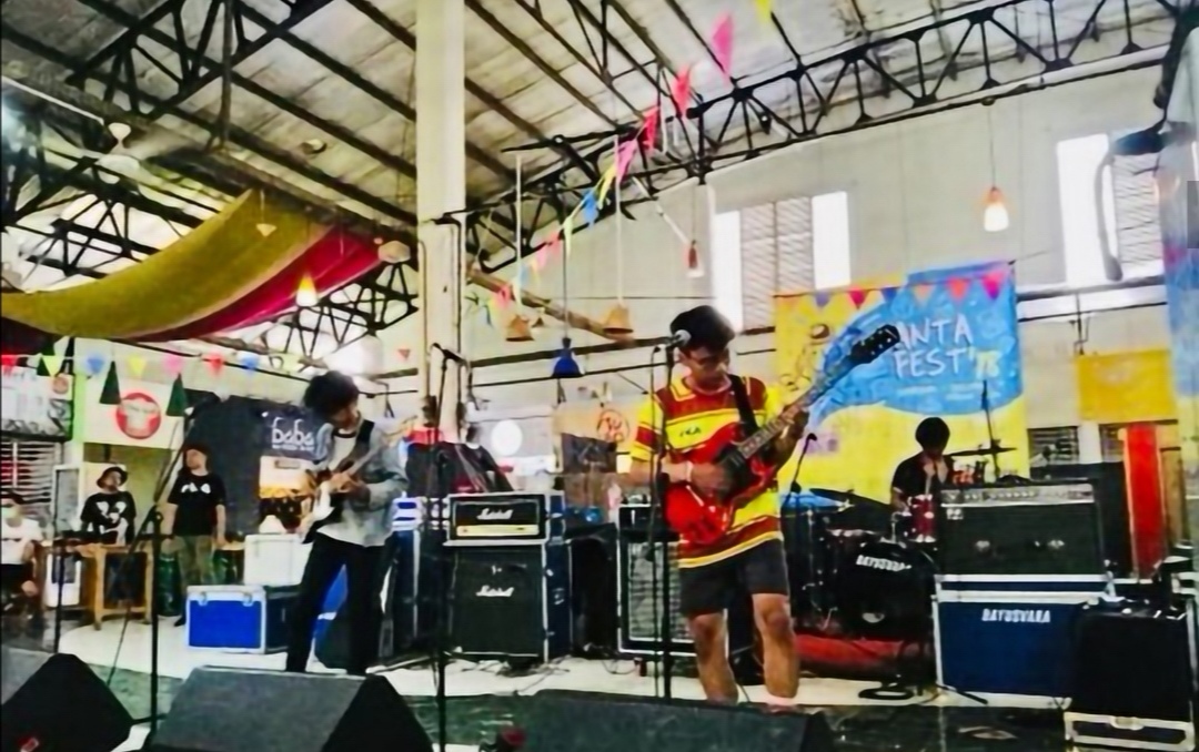 Aksi Andes Fellas saat ngeband di acara Festival Pasar Santa 2018 