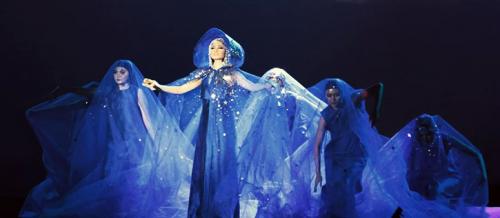 Mengawinkan Musik dan Fashion di Metamorfosa Andien