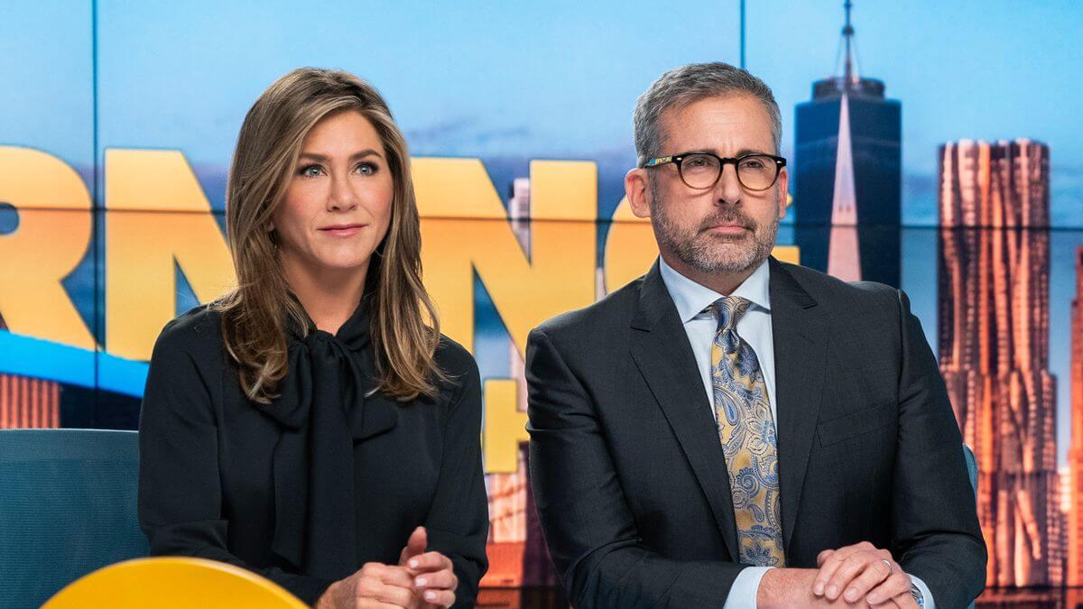 Jennifer Aniston dan Steve Carell duduk bersebalahan dalam salah satu adegan di serial The Morning Show.