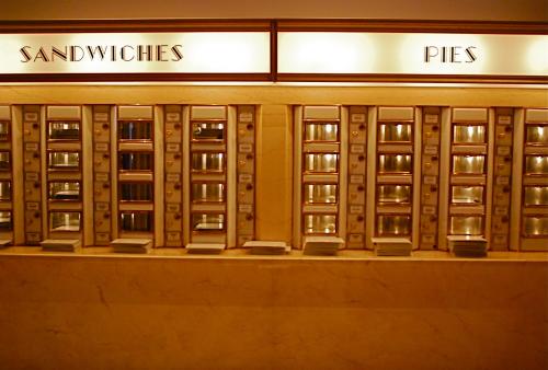 Buku Ini Akan Mengajak Lo Menyusuri Sejarah Restoran di New York